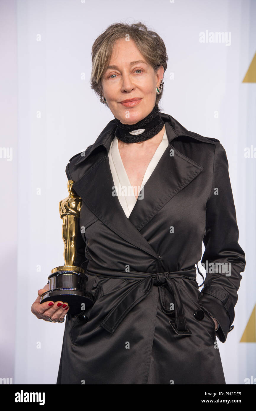 Milena Canonero pone backstage con l'OSCAR® per il raggiungimento in costume design per lavorare su "Il Grand Hotel di Budapest" durante il live ABC teletrasmesso del 87th Oscar® al Dolby® Theatre di Hollywood, CA domenica 22 febbraio, 2015. Riferimento al file # 32570 009 THA per solo uso editoriale - Tutti i diritti riservati Foto Stock