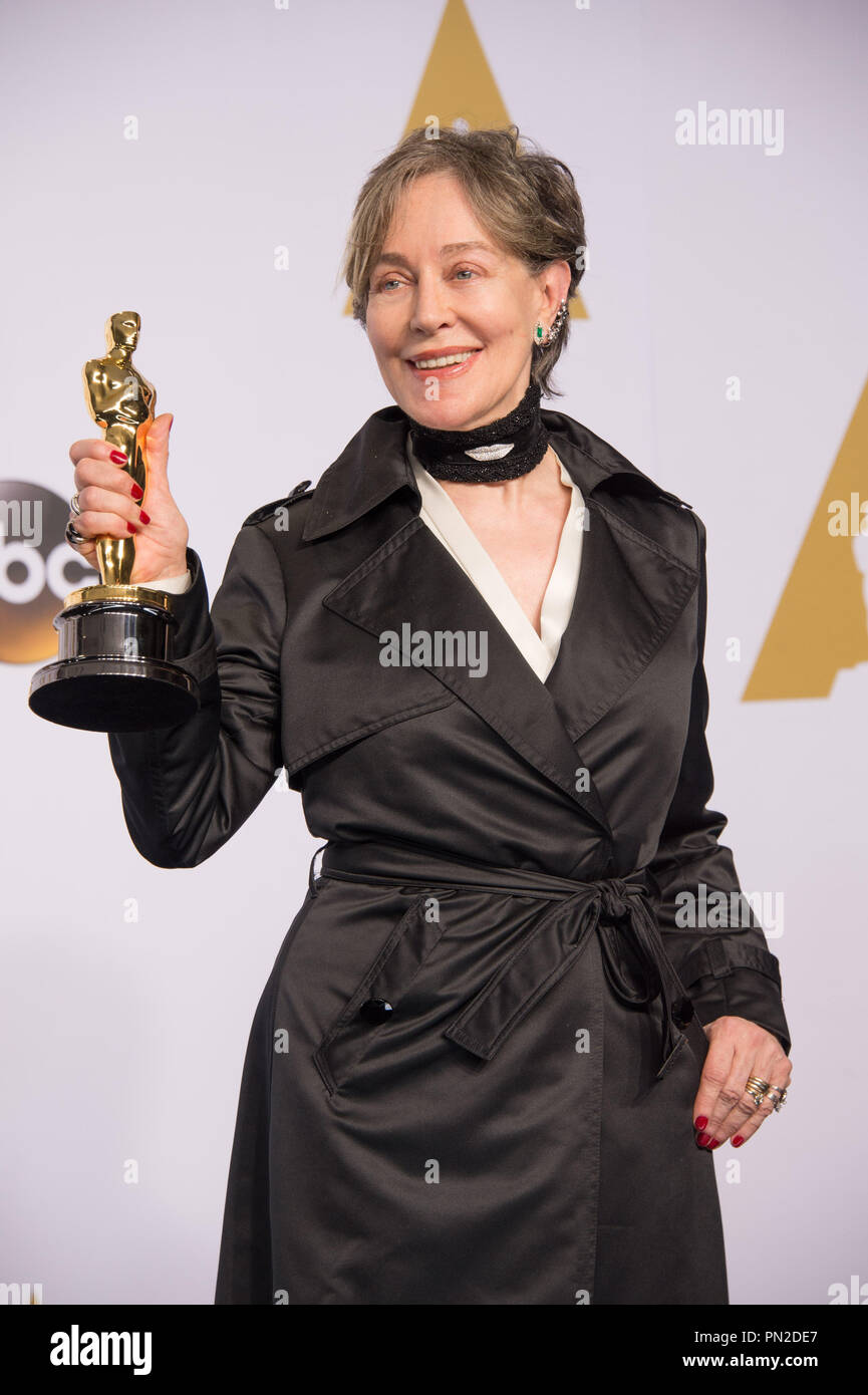 Milena Canonero pone backstage con l'OSCAR® per il raggiungimento in costume design per lavorare su "Il Grand Hotel di Budapest" durante il live ABC teletrasmesso del 87th Oscar® al Dolby® Theatre di Hollywood, CA domenica 22 febbraio, 2015. Riferimento al file # 32570 010THA per solo uso editoriale - Tutti i diritti riservati Foto Stock