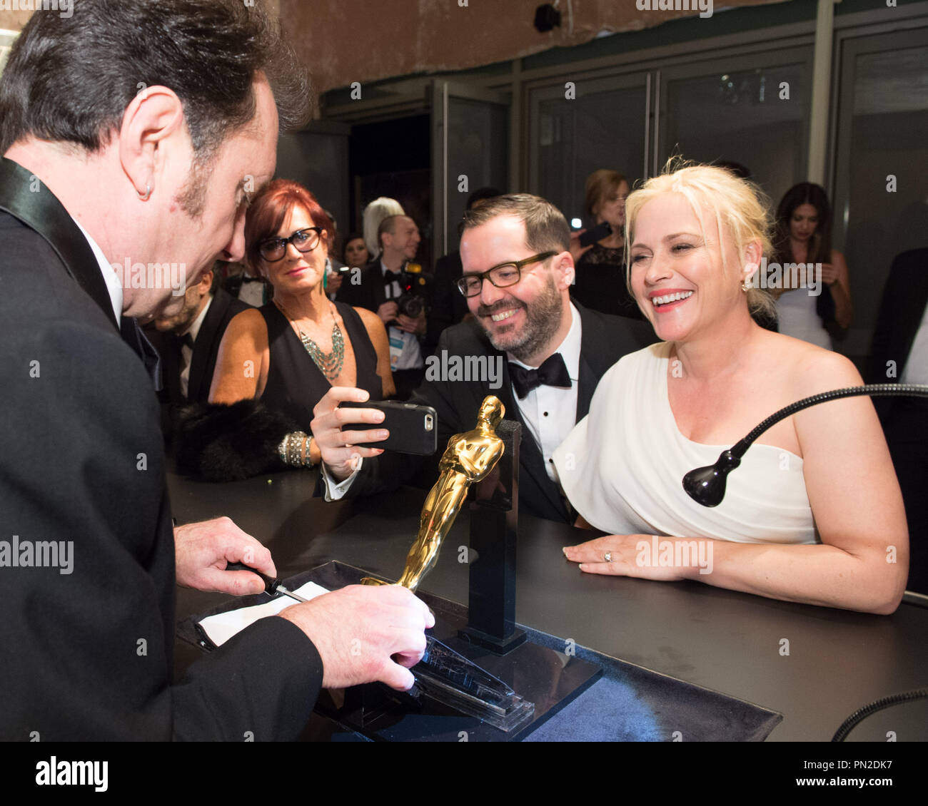 Patricia Arquette, vincitore dell'Oscar® per la migliore attrice in un ruolo di supporto per il lavoro su "Boyhood" ottiene il suo Oscar® statua incisa al governatore della palla dopo il live ABC teletrasmesso del 87th Oscar® al Dolby® Theatre di Hollywood, CA domenica 22 febbraio, 2015. Riferimento al file # 32571 013THA per solo uso editoriale - Tutti i diritti riservati Foto Stock