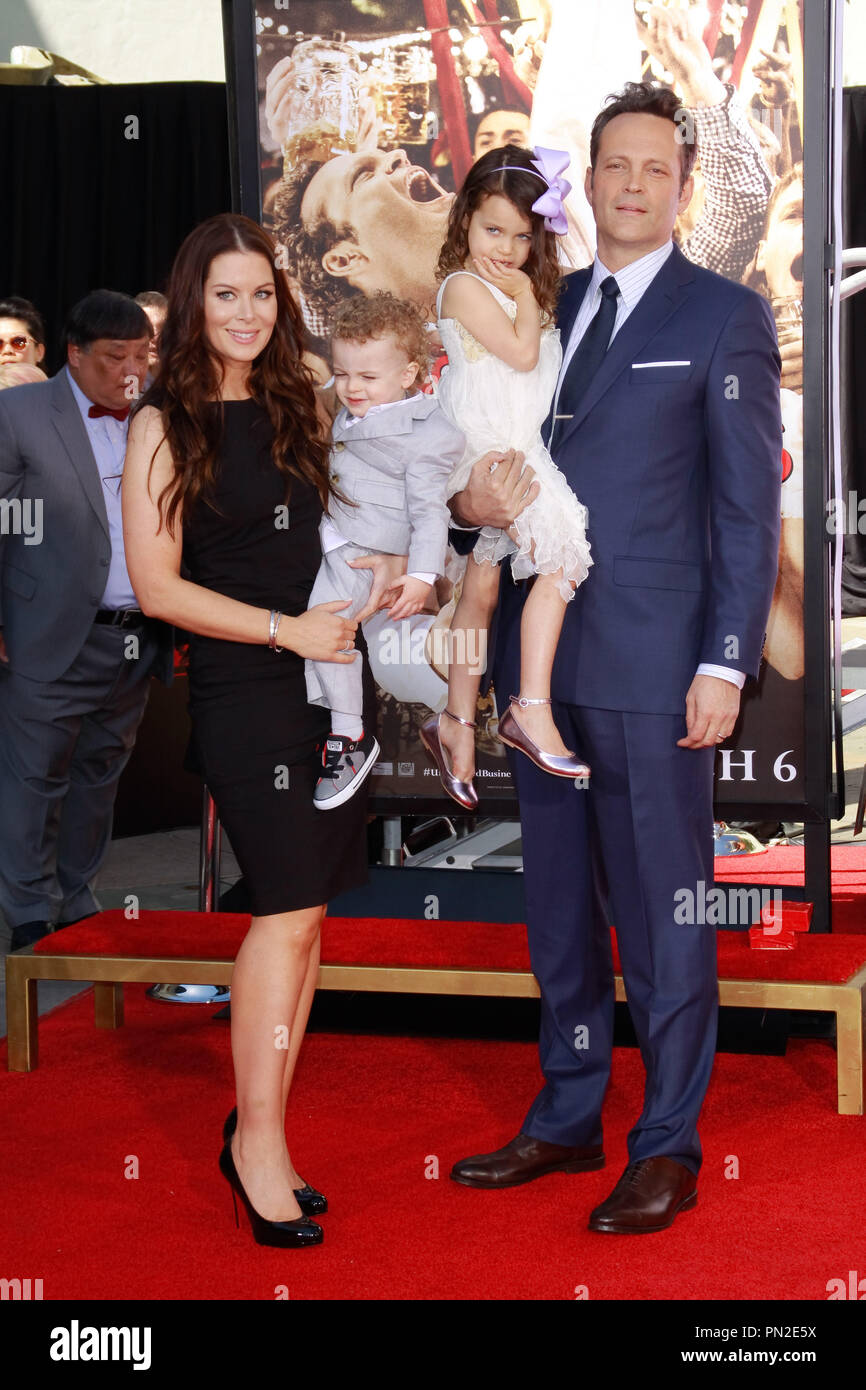 Vince Vaughn, moglie Kyla Weber e per i loro figli, Vernon e Locklyn, a Vaughn's Handprint footprint e la cerimonia di premiazione che si terrà a TCL Chinese Theatre Imax in Hollywood, CA, 4 marzo, 2015. Foto di Joe Martinez / PictureLux Foto Stock