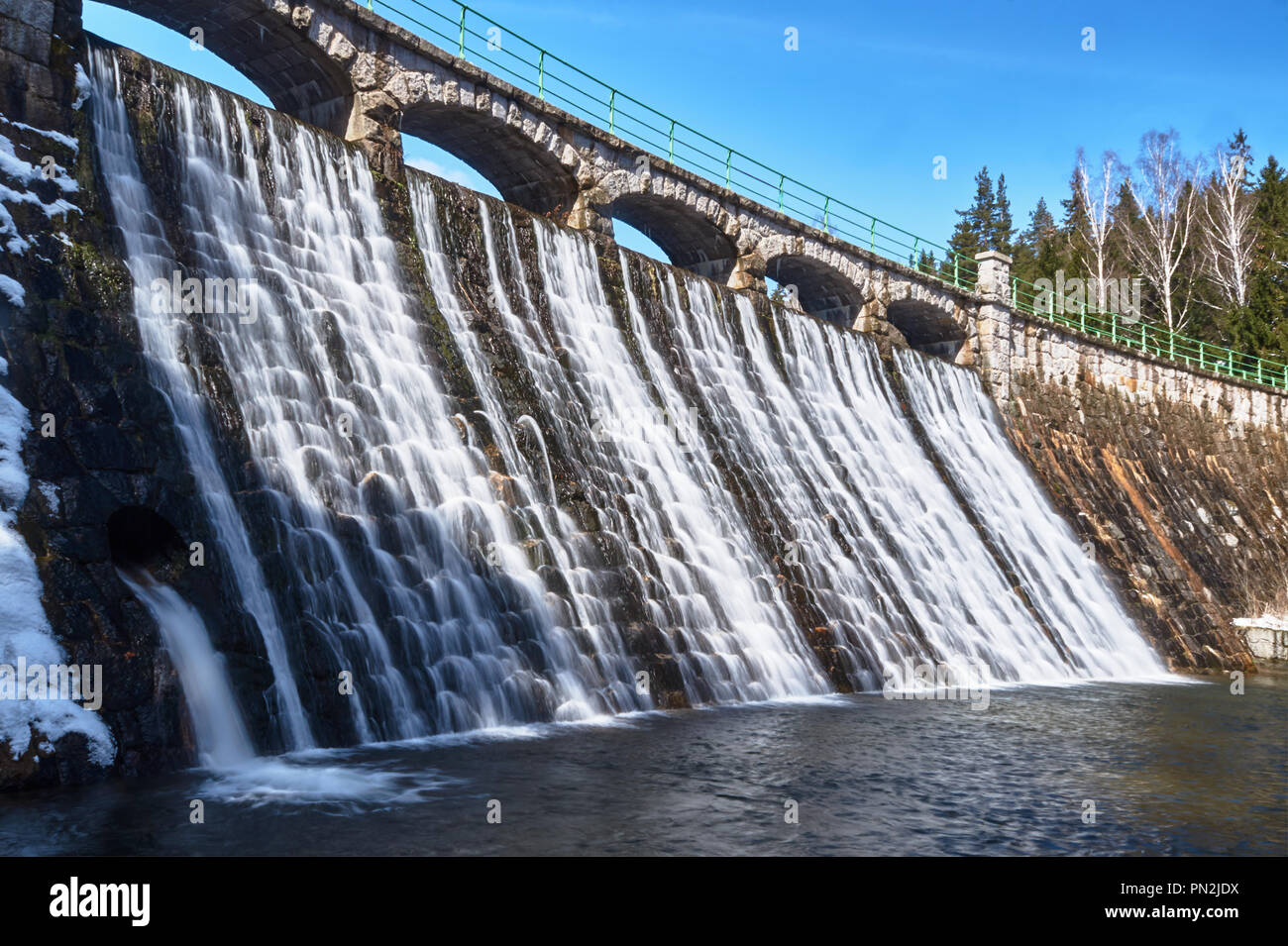 La diga e la cascata sul fiume Lomnica in Karpacz Foto Stock