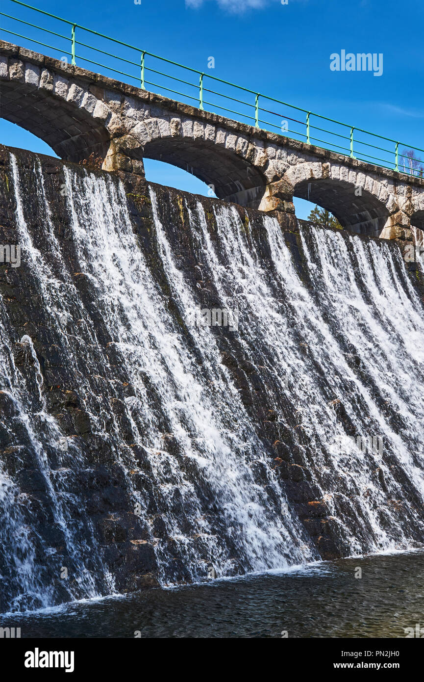 La diga e la cascata sul fiume Lomnica in Karpacz Foto Stock