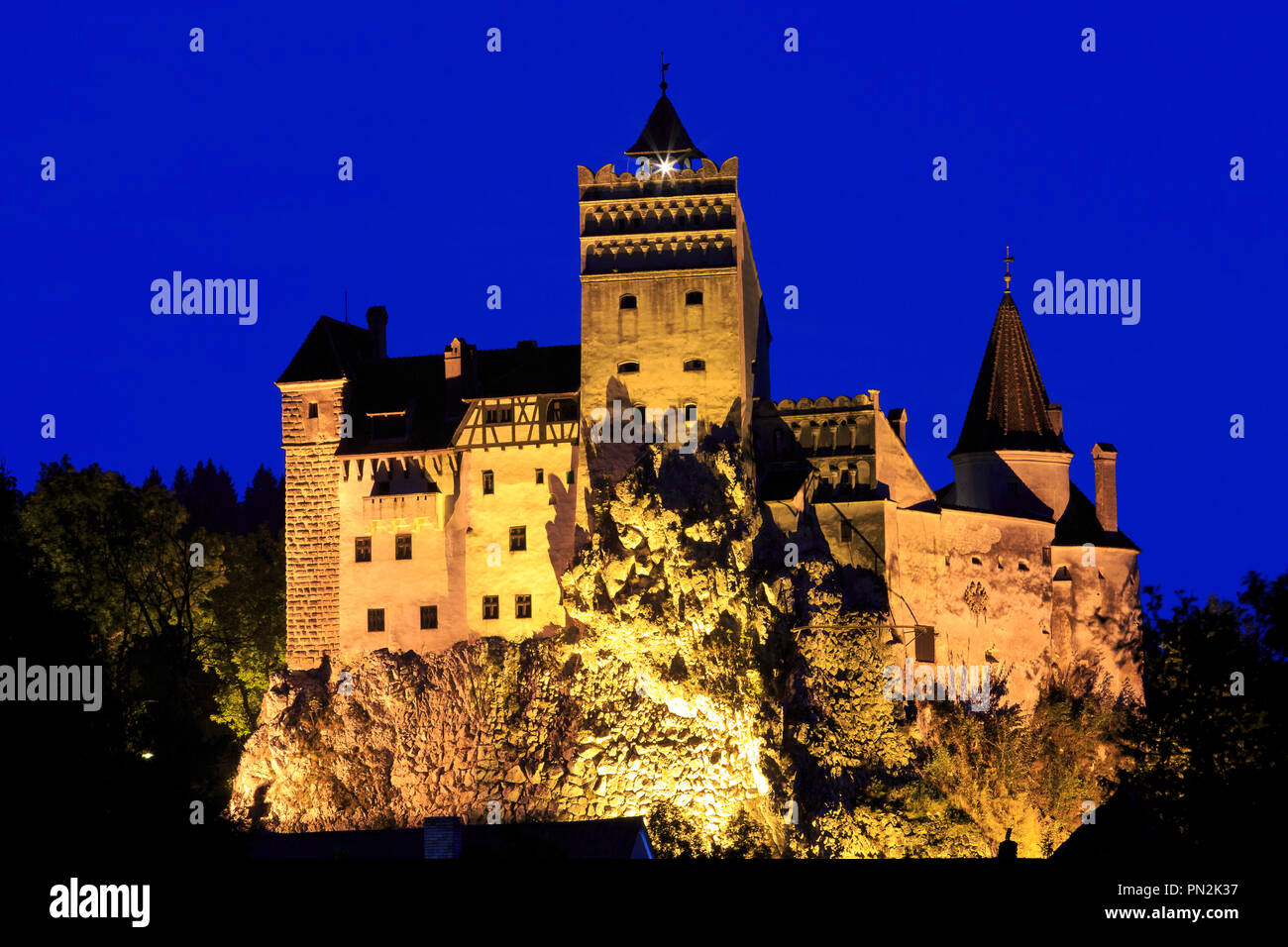 Facciata illuminata del medievale castello di Bran (aka Castello di Dracula) nella crusca, Romania Foto Stock