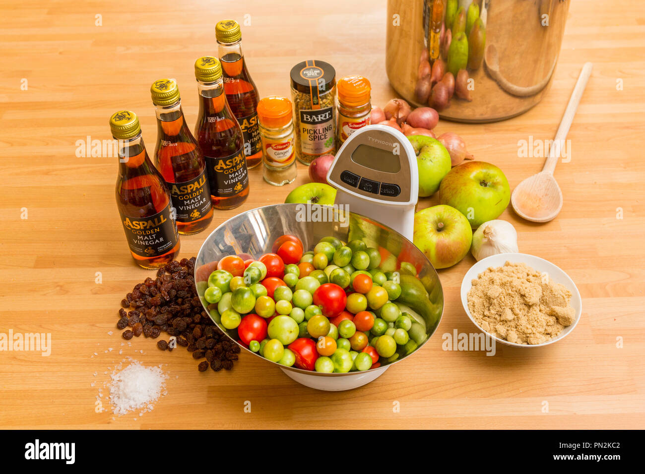Alla fine della stagione i pomodori e gli ingredienti per la realizzazione fatta in casa di pomodoro verde e mostarda di mele, sottaceti. Foto Stock