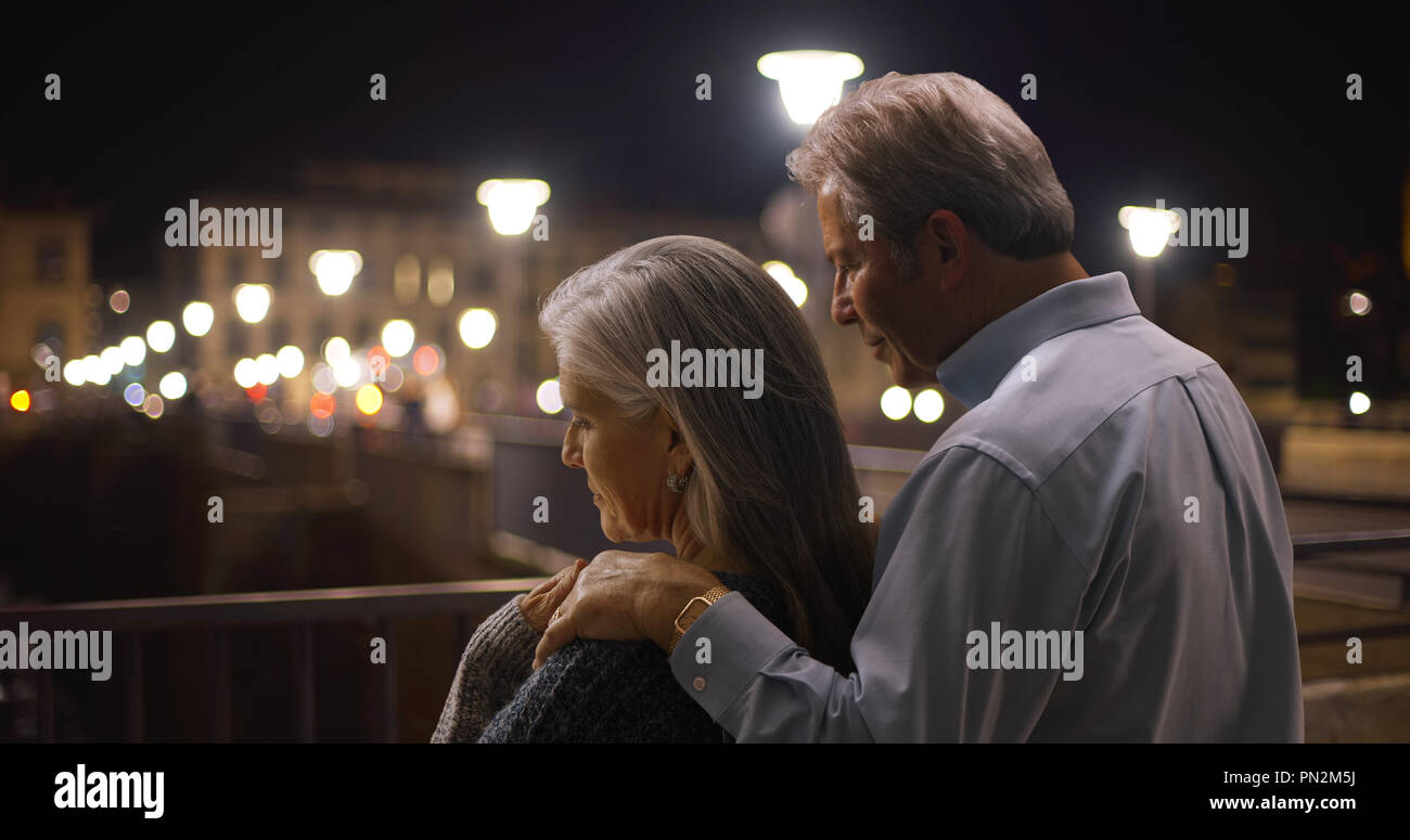 Bianco vecchia coppia sposata godetevi una notte romantica nella città Foto Stock
