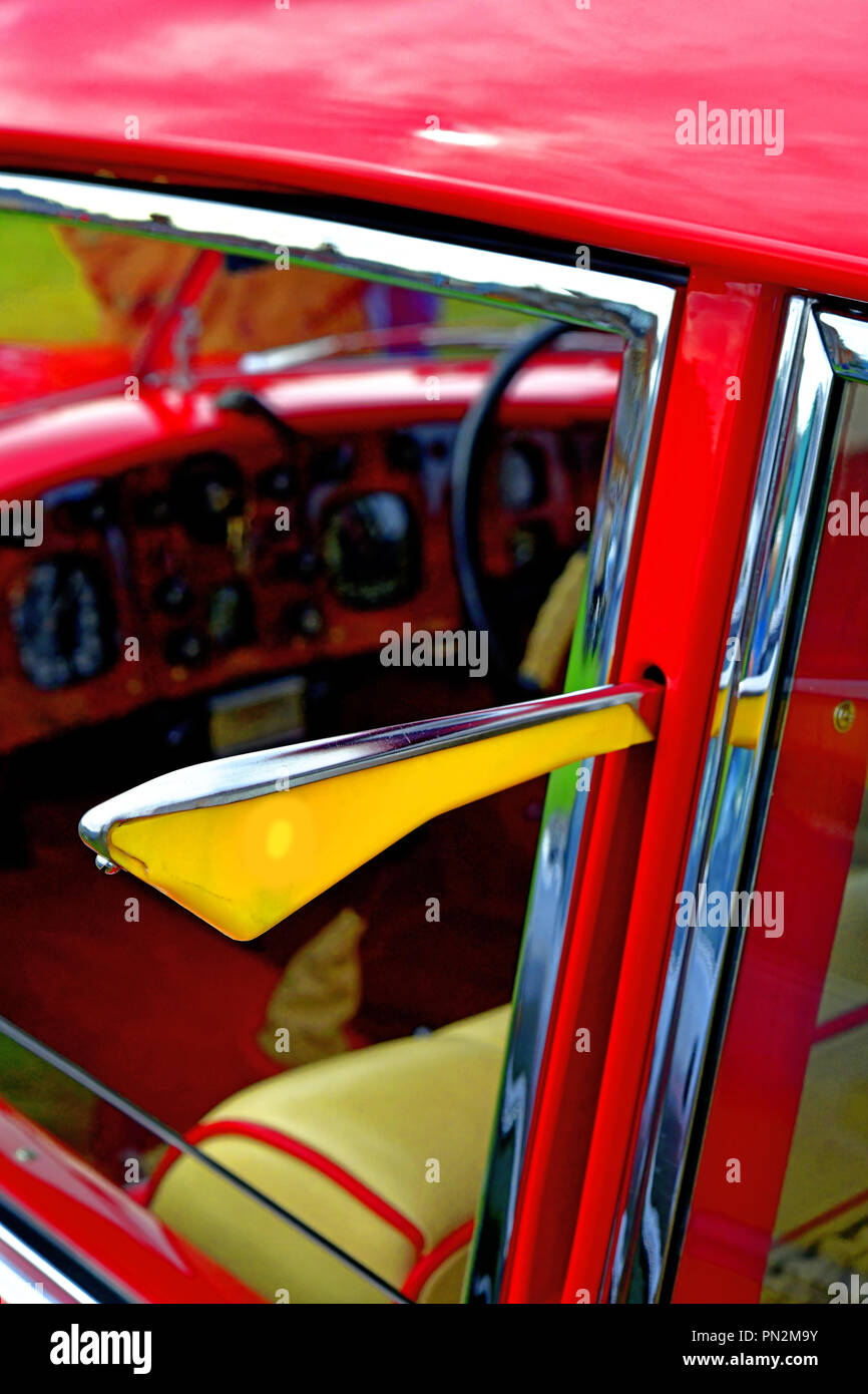 Whitley Bay Motor Show rosso vintage Bristol 2 litri giallo con gli indicatori di direzione Foto Stock