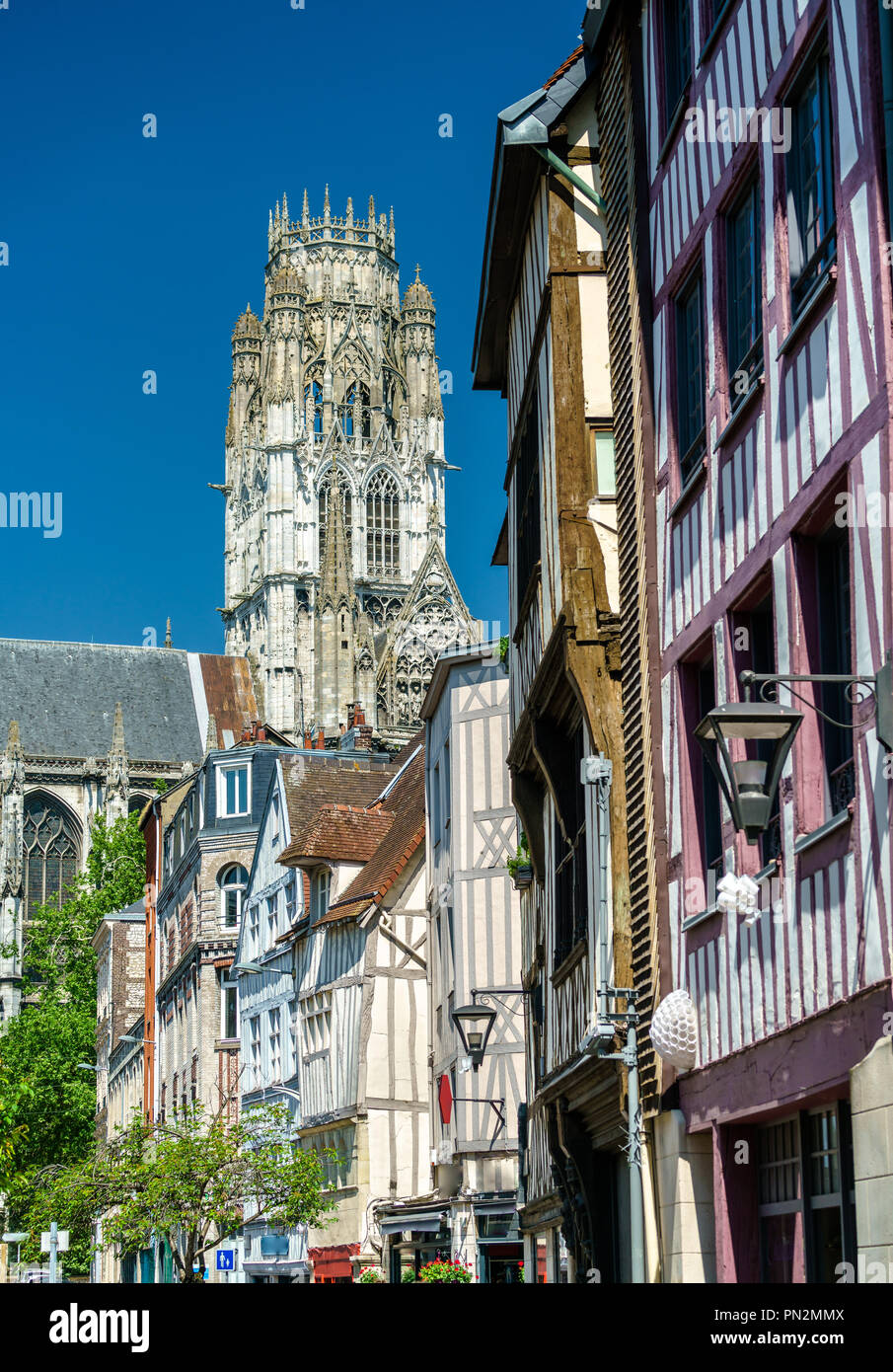 Vista della Abbazia di Saint-Ouen da una strada nel centro storico di Rouen, Francia Foto Stock