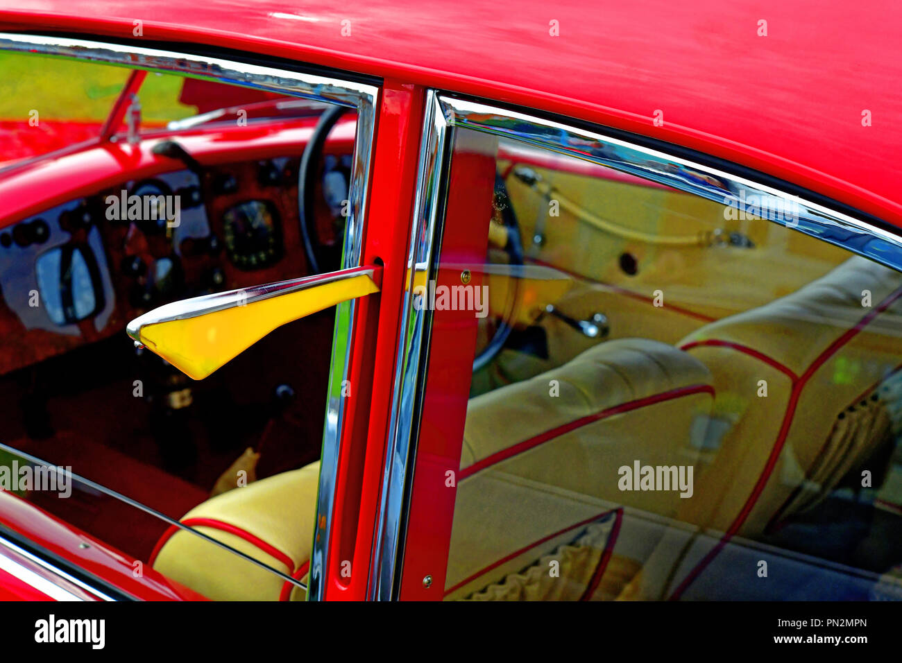 Whitley Bay Motor Show rosso vintage Bristol 2 litri giallo con gli indicatori di direzione Foto Stock