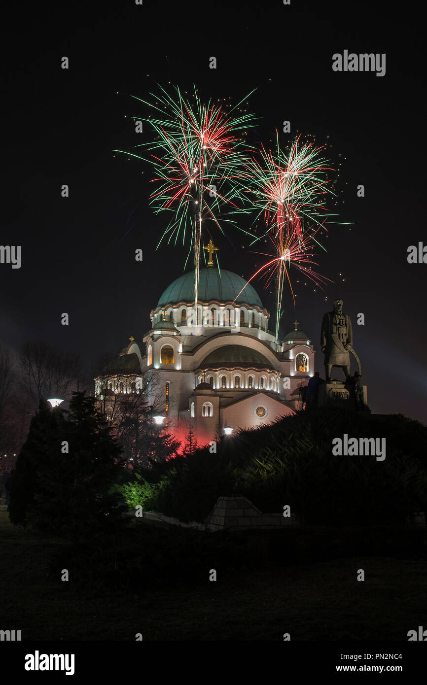 Belgrado, Serbia, Europa - 14 Gennaio 2017: ortodosso capodanno festa con fuochi d'artificio sopra la chiesa di San Sava a midni Foto Stock