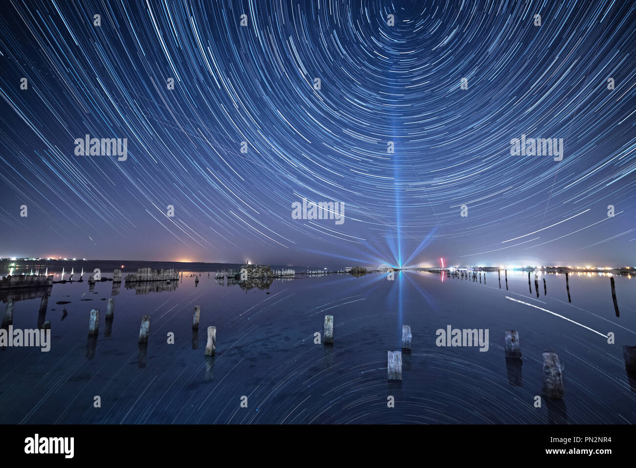 Lago di notte con incredibile cielo stellato e star le vie con riflessi nell'acqua. Outdors naturale sfondo di viaggio. Foto Stock