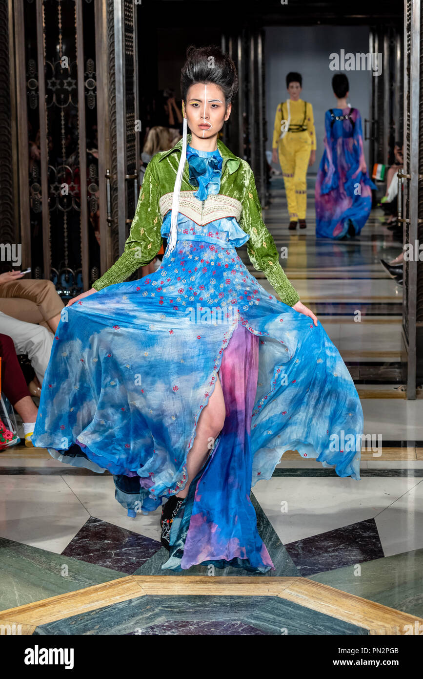 Modello Primavera Estate 2019 collezione passerella per la London Fashion show Scout durante la London Fashion Week a Freemasons Hall Foto Stock