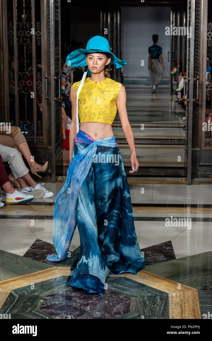 Modello Primavera Estate 2019 collezione passerella per la London Fashion show Scout durante la London Fashion Week a Freemasons Hall Foto Stock