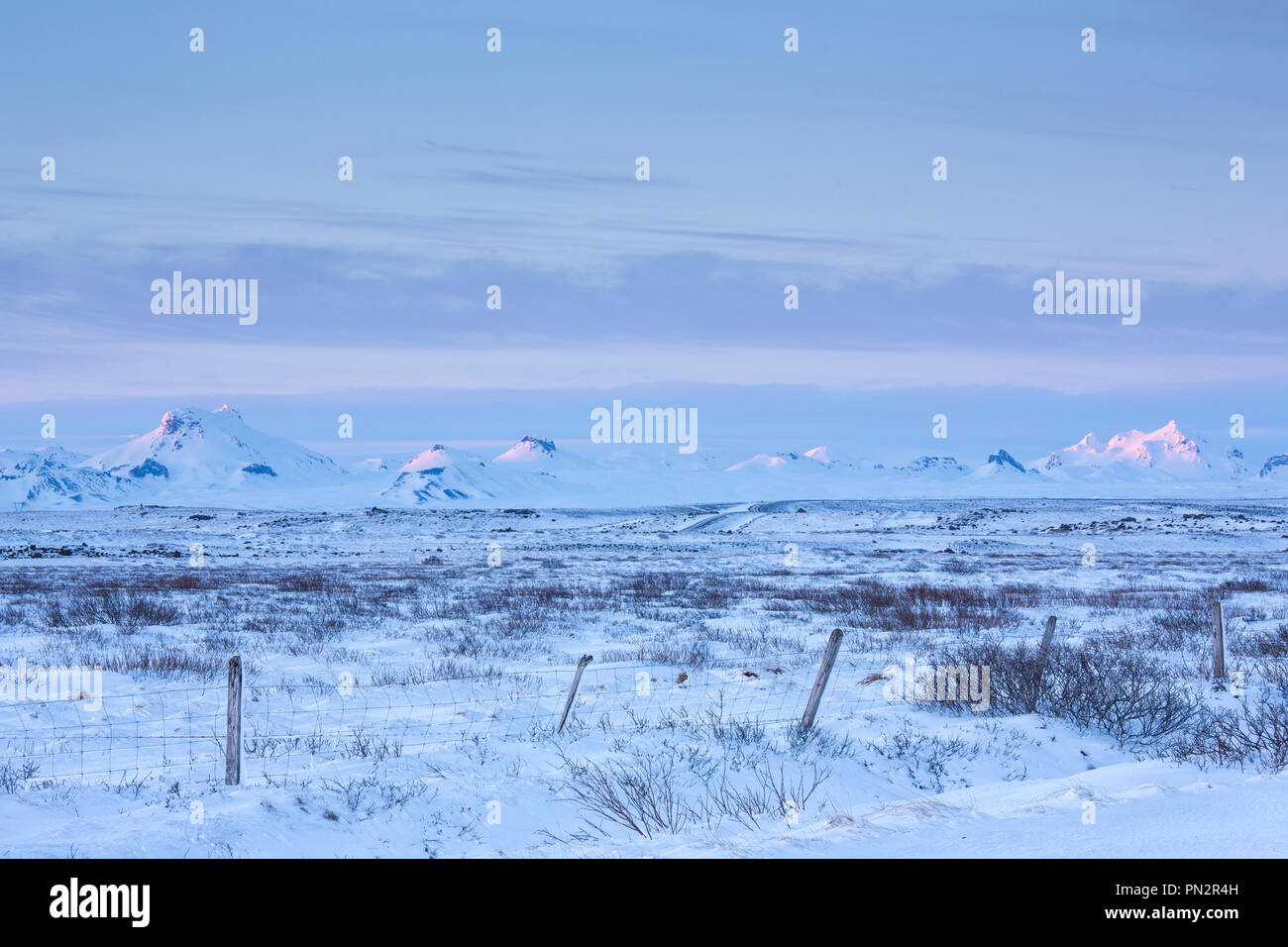 Viste della coperta di neve glacier montagne in uno splendido paesaggio glaciale nel sud dell'Islanda Foto Stock
