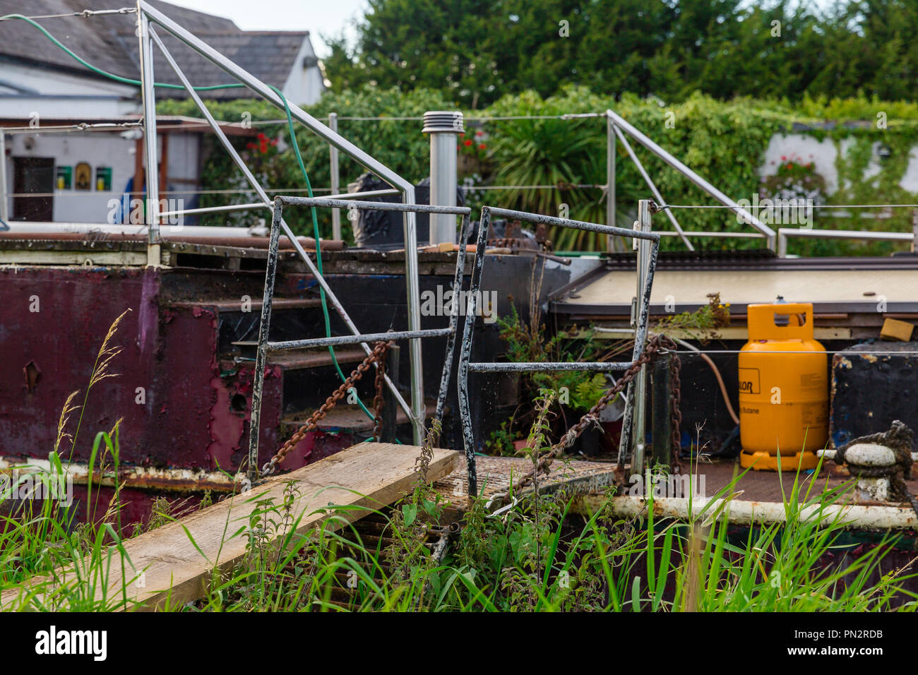 Cancello per la barca ancorata al Grand Canal in Hazelhatch usato da persone come un alloggio. Hazelhatch, sud della contea di Dublino, Irlanda Foto Stock