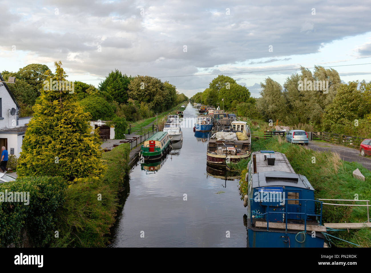 Barche ancorate presso il Grand Canal in Hazelhatch usato da persone come un alloggio. Hazelhatch, sud della contea di Dublino, Irlanda Foto Stock
