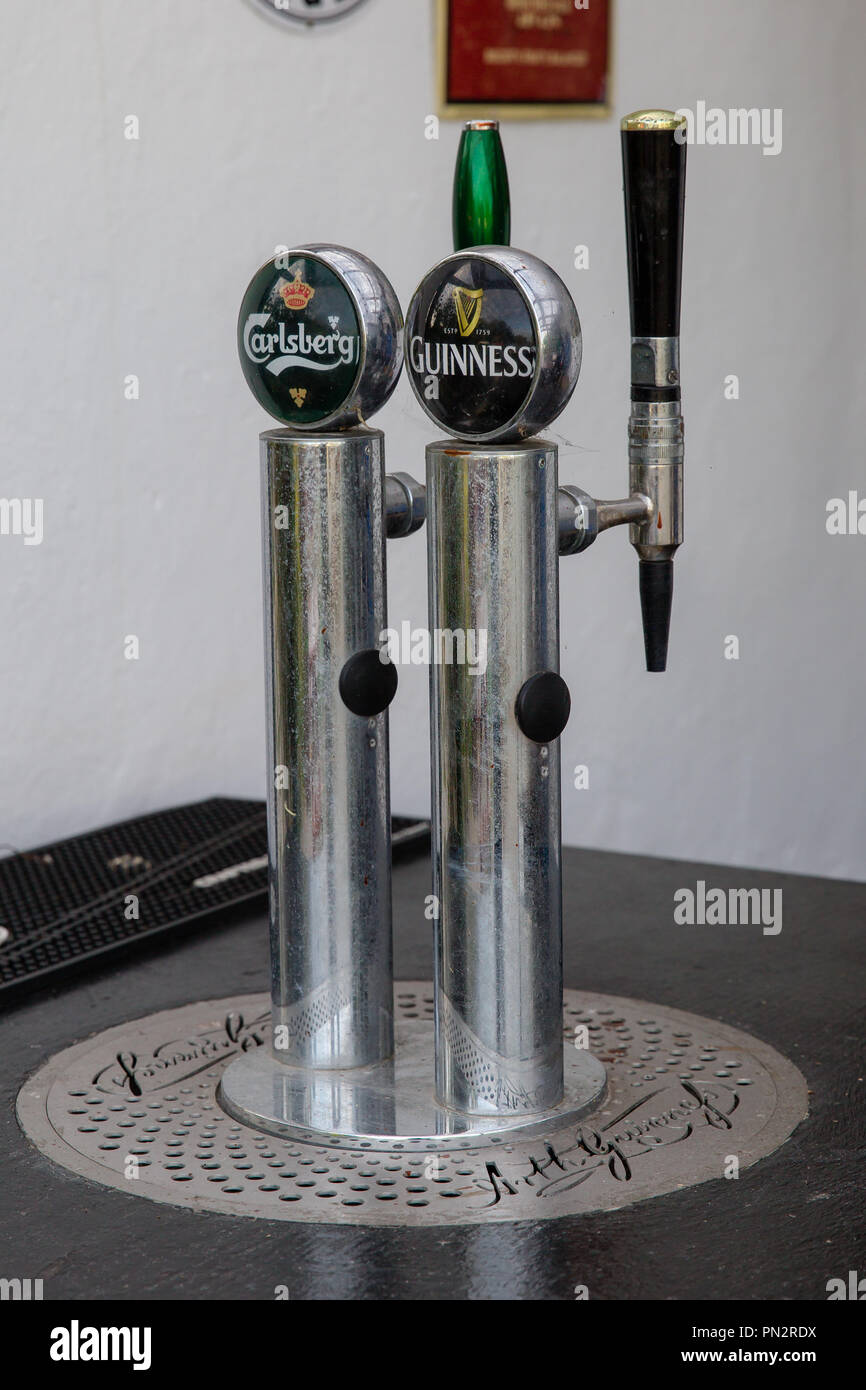 Guinness e Carlsberg beer bar Tap Foto stock - Alamy