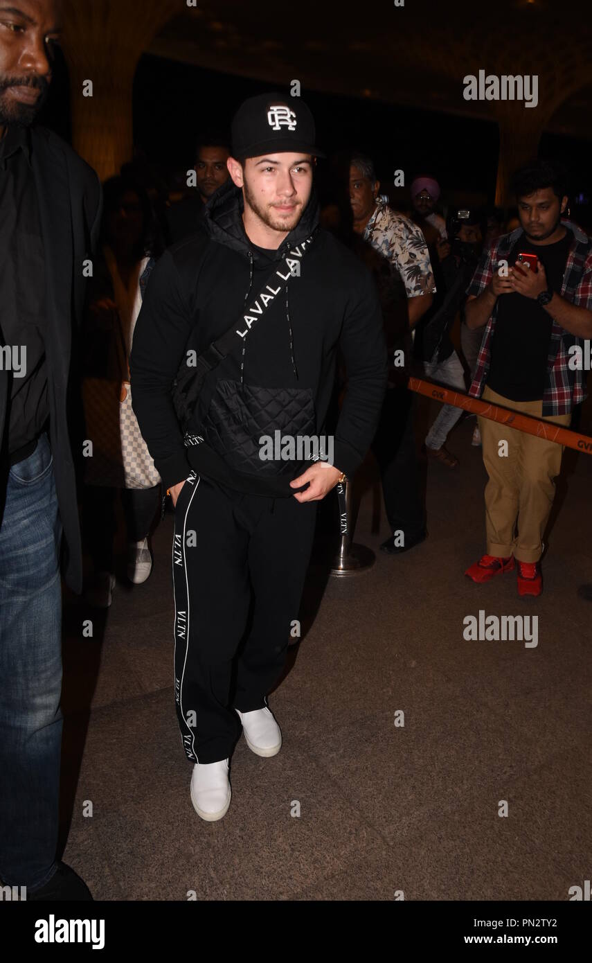 Nick Jonas arriva a Mumbai aeroporto con i suoi genitori che si preparano a lasciare l'India con: Nick Jonas, Denise Miller-Jonas, Paul Kevin Jonas, Suor quando: 20 Ago 2018 Credit: WENN Foto Stock