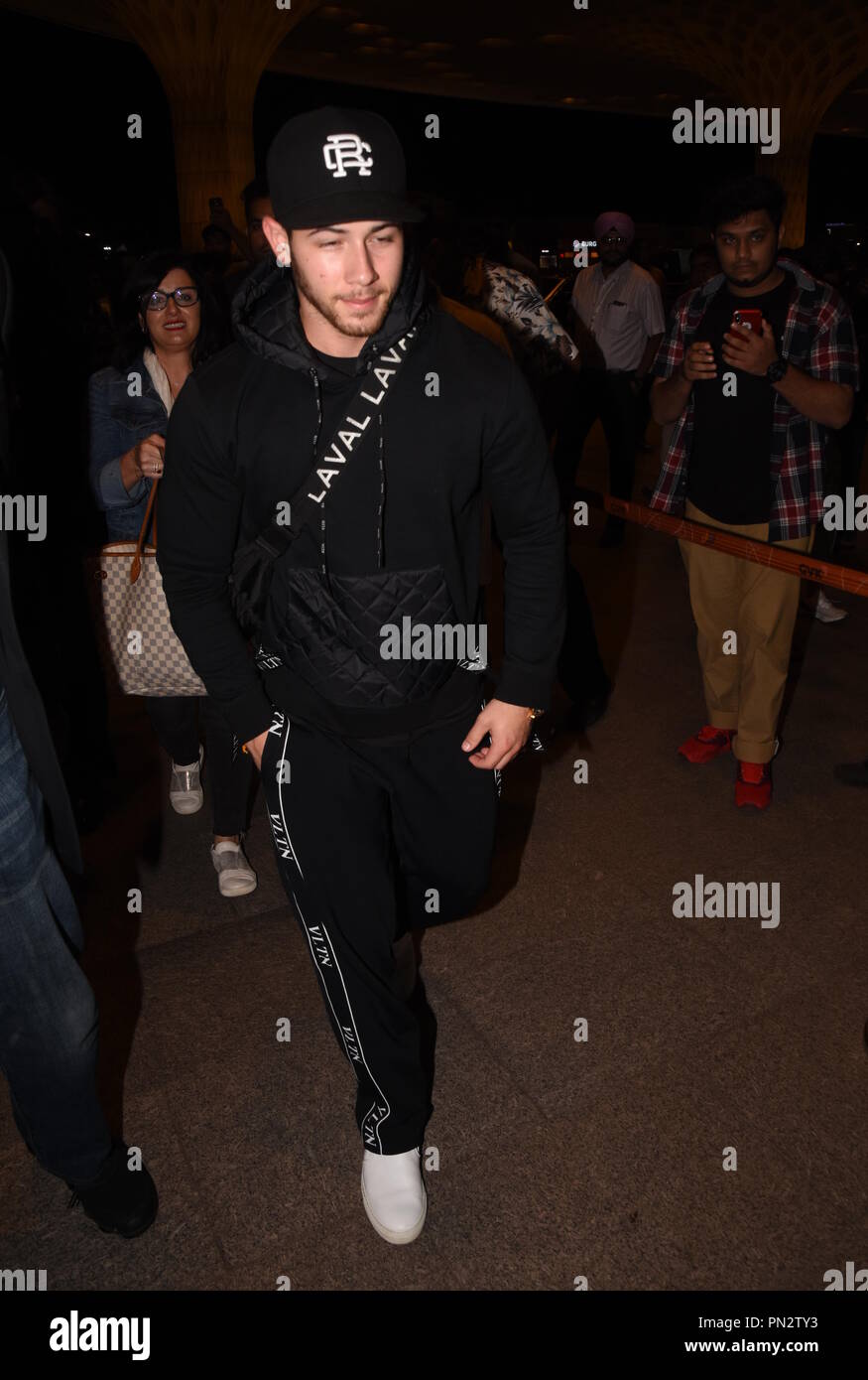 Nick Jonas arriva a Mumbai aeroporto con i suoi genitori che si preparano a lasciare l'India con: Nick Jonas, Denise Miller-Jonas, Paul Kevin Jonas, Suor quando: 20 Ago 2018 Credit: WENN Foto Stock