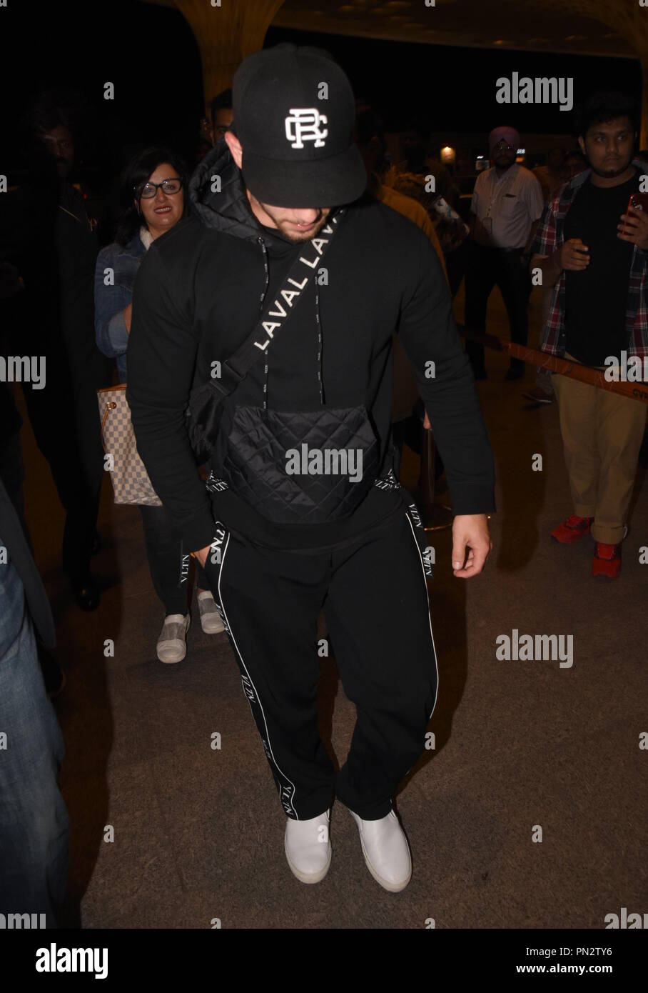Nick Jonas arriva a Mumbai aeroporto con i suoi genitori che si preparano a lasciare l'India con: Nick Jonas, Denise Miller-Jonas, Paul Kevin Jonas, Suor quando: 20 Ago 2018 Credit: WENN Foto Stock
