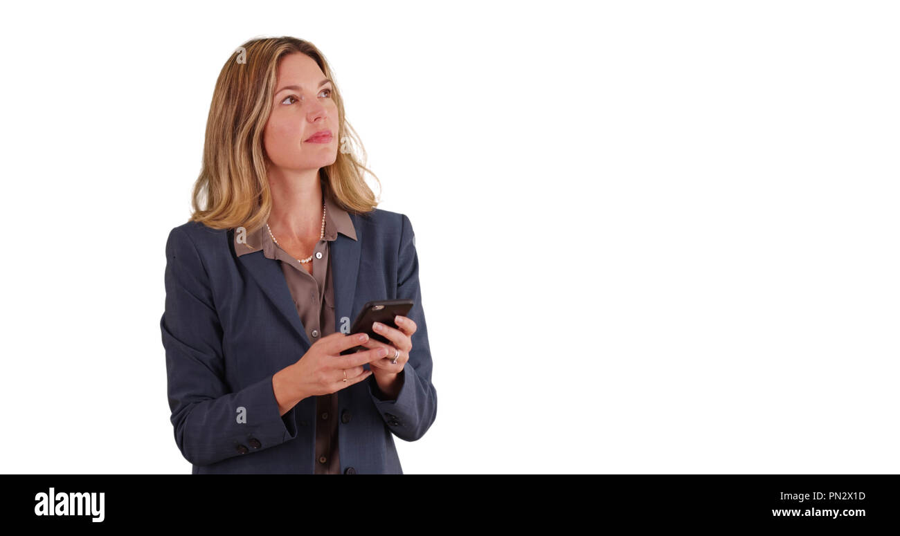 Persone di mezza età adulta business caucasica donna messaging sullo smartphone Foto Stock