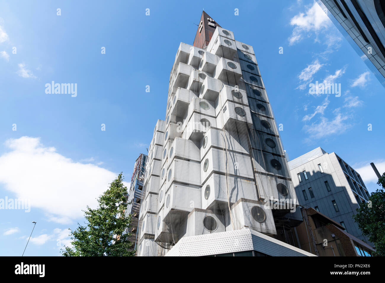 Nakagin Capsule Tower Building,Chuo-Ku,Tokyo, Giappone. Costruito nel 1972. Progettato dall architetto giapponese Kisho Kurokawa (1934 - 2007 ). Foto Stock