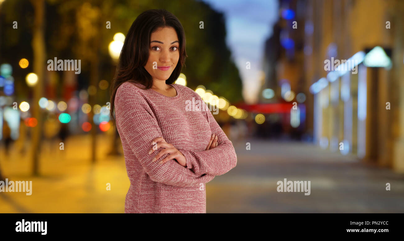 Bella donna latina in posa per un ritratto al di fuori di notte Foto Stock