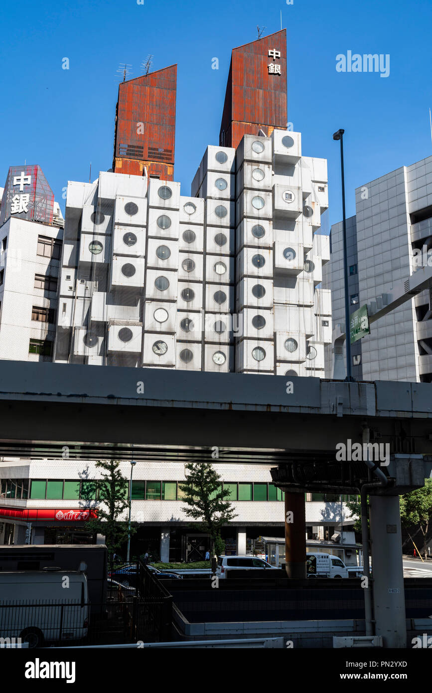Nakagin Capsule Tower Building,Chuo-Ku,Tokyo, Giappone. Costruito nel 1972. Progettato dall architetto giapponese Kisho Kurokawa (1934 - 2007 ). Foto Stock