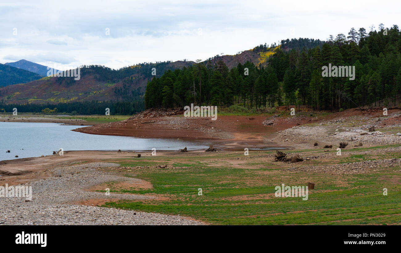 Il lago di Vallecito nel sud del Colorado è scesa acqua livelli notevolmente. A causa della siccità e incendi locali hanno dovuto utilizzare l'acqua per la lotta contro l. Foto Stock