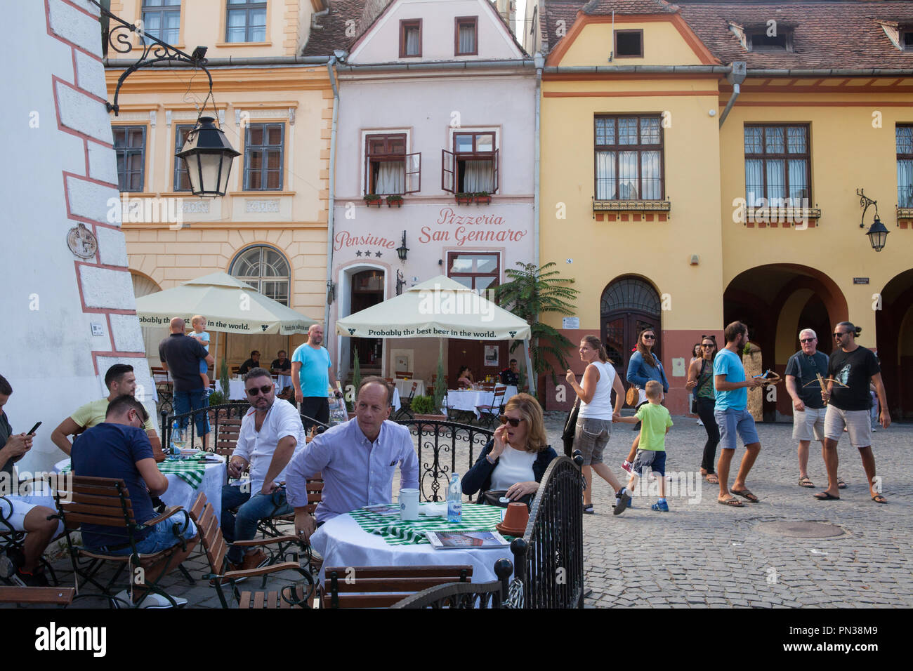Cafe e ristoranti nella piazza principale della città vecchia di Sighisoara, Romania Foto Stock