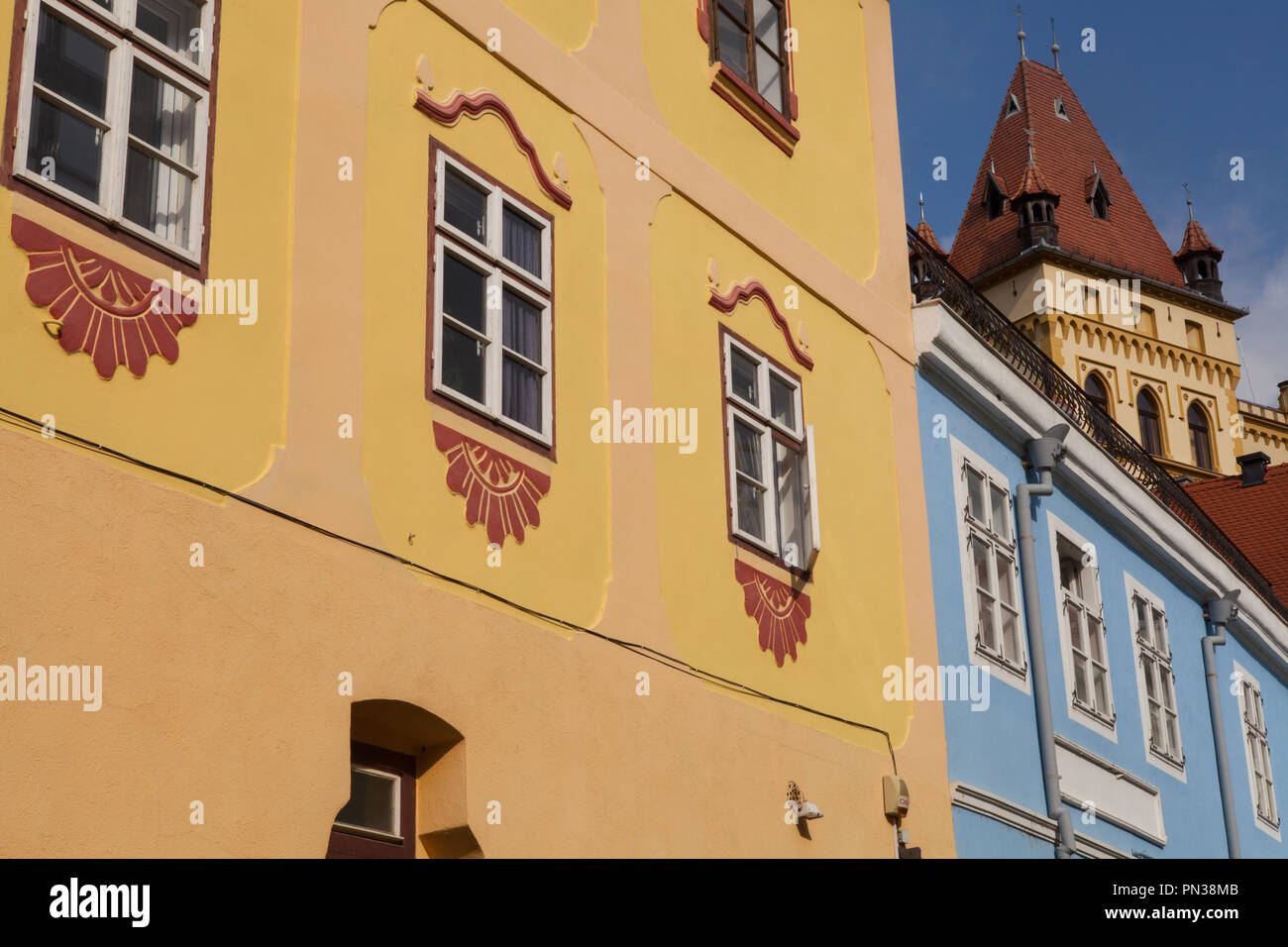 Colurful case di città in Sighisoara, Romania Foto Stock