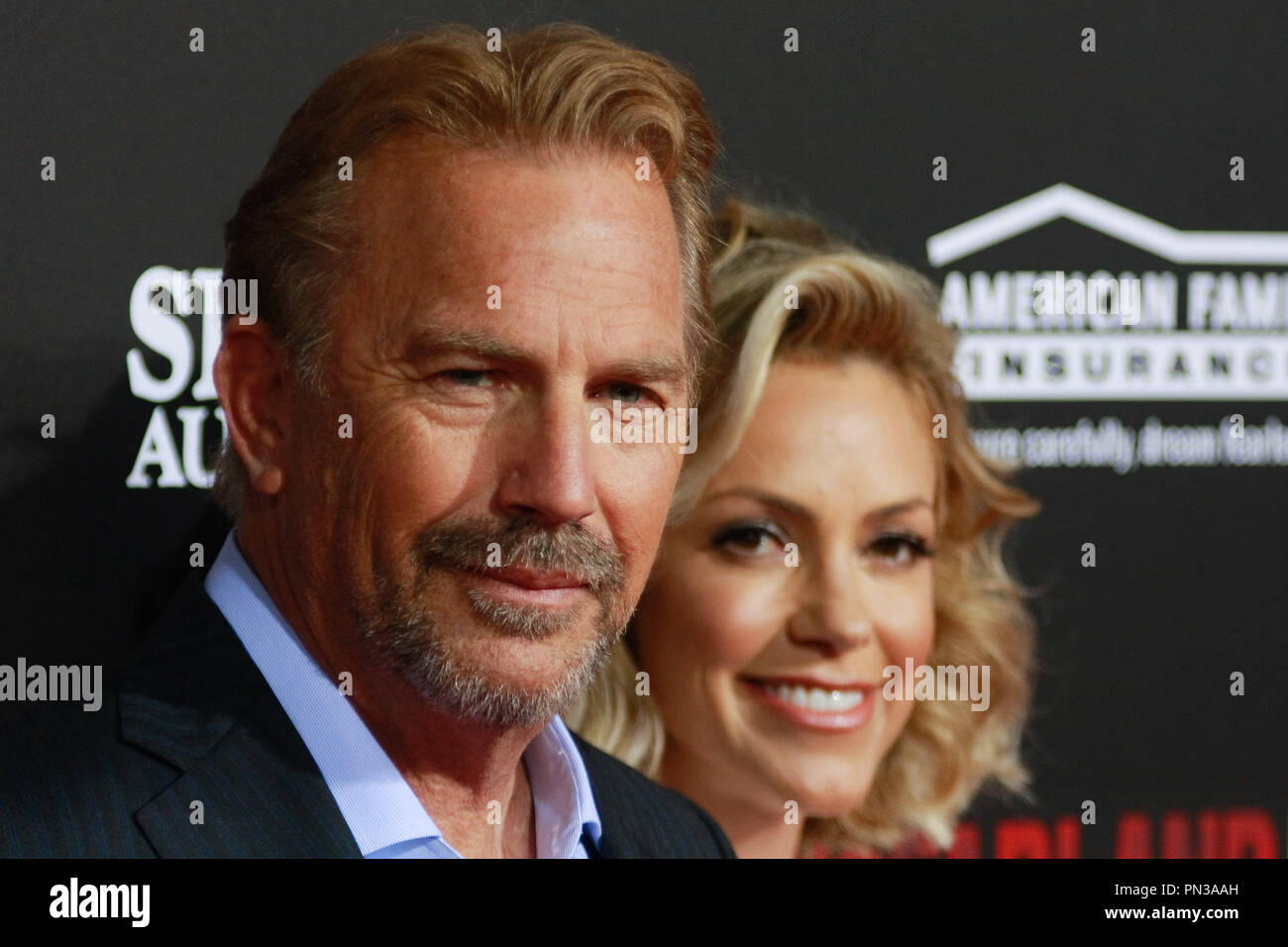 Kevin Costner e la moglie Christine Baumgartner presso la Premiere mondiale di Disney's 'McFarland USA" tenutasi presso El Capitan theater a Hollywood, CA, 9 febbraio 2015. Foto di Joe Martinez / PictureLux Foto Stock