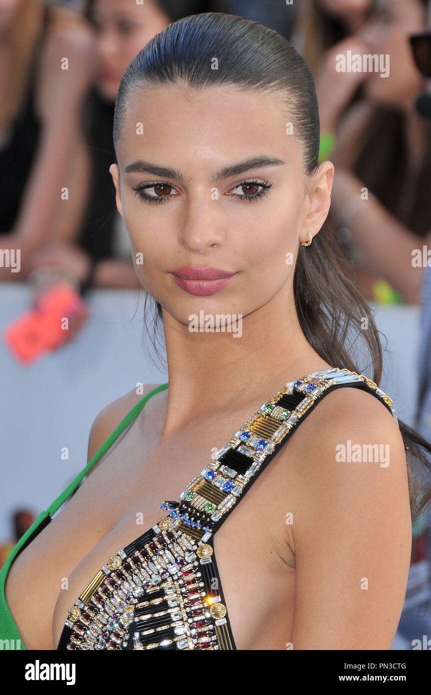 Emily Ratajkowski al 2015 MTV Movie Awards che si è tenuto presso il Nokia Theatre LA Live di Los Angeles, CA domenica 12 aprile, 2015. Foto di PRPP PRPP / PictureLux Riferimento File # 32610 024PRPP01 per solo uso editoriale - Tutti i diritti riservati Foto Stock