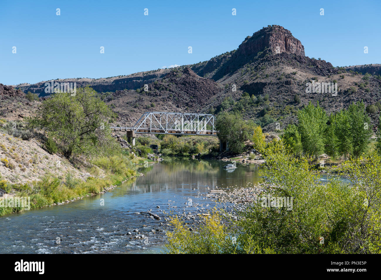 Acciaio vecchio ponte che attraversa il fiume Rio Grande vicino a Taos, Nuovo Messico nel Rio Grande del Norte monumento nazionale Foto Stock