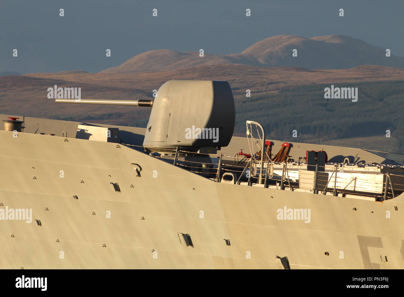 Il 5 pollici/54 calibro (Mk45) pistola leggera, la principale arma di artiglieria su SPS Almirante Juan de Borbon (F102), un Alvaro de Bazan-class frigate. Foto Stock