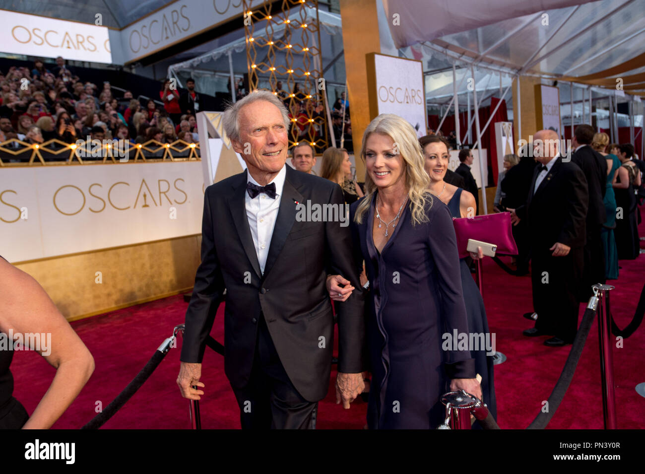 Clint Eastwood, Oscar® candidato per il conseguimento di una migliore immagine per lavorare su 'American Sniper' e Christina Sandera arriva per il live ABC teletrasmesso del 87th Oscar® al Dolby® Theatre di Hollywood, CA domenica 22 febbraio, 2015. Riferimento al file # 32566_550THA per solo uso editoriale - Tutti i diritti riservati Foto Stock
