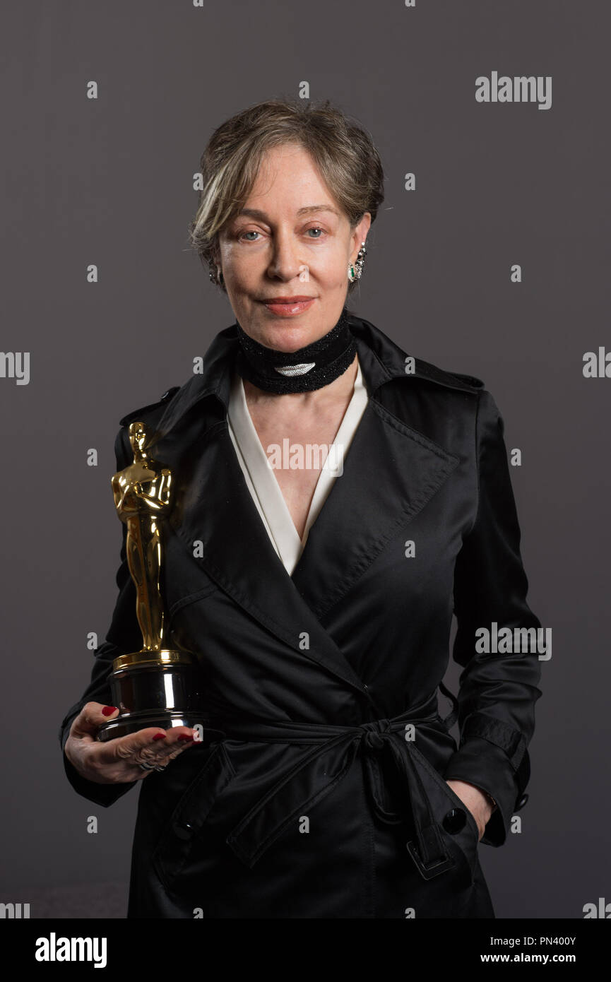 Milena Canonero pone backstage con l'OSCAR® per il raggiungimento in costume design per lavorare su "Il Grand Hotel di Budapest" durante il live ABC teletrasmesso del 87th Oscar® al Dolby® Theatre di Hollywood, CA domenica 22 febbraio, 2015. Riferimento al file # 32568 007THA per solo uso editoriale - Tutti i diritti riservati Foto Stock