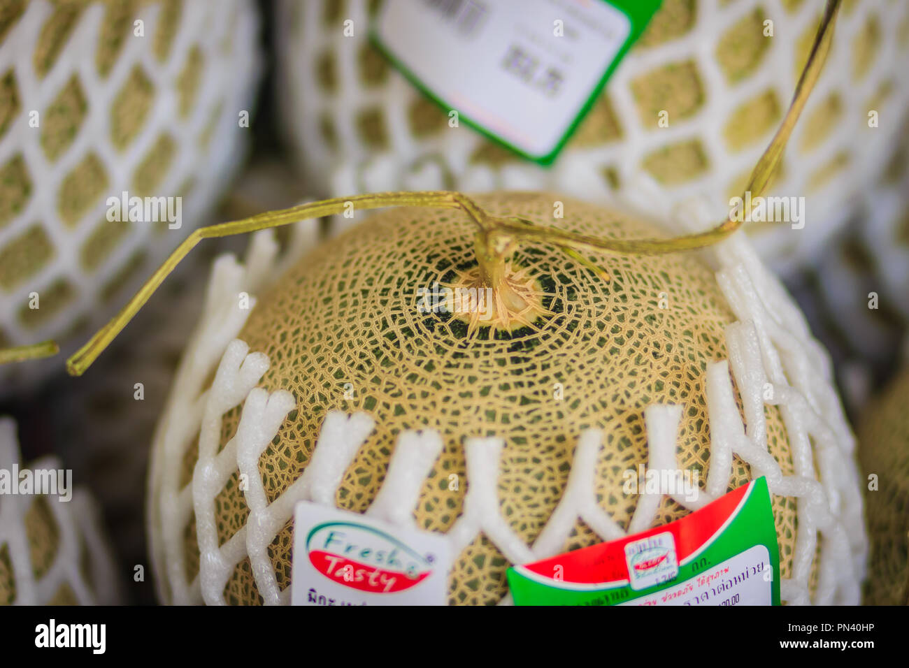 Bangkok, Tailandia - 23 Aprile 2017: jumbo extra grade di giapponese di meloni in vendita presso la o Tor Kor mercato fresco. Un melone è la famiglia delle cucurbitacee Foto Stock