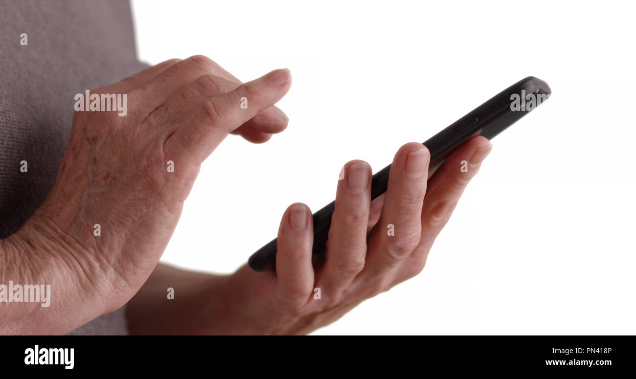 Vista di Profilo di donna matura le mani usando il telefono a testo su sfondo bianco Foto Stock