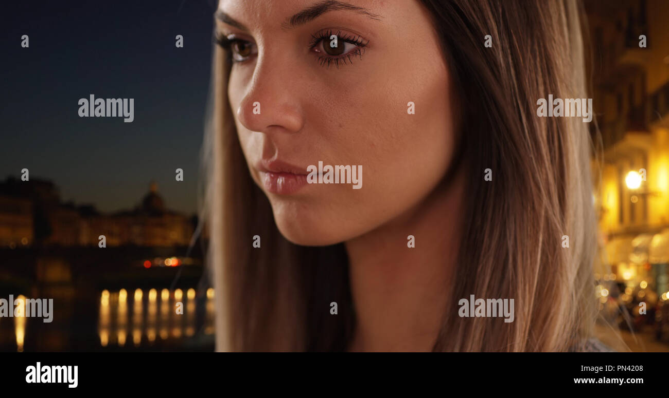 Close-up della ragazza millenario nella sua 20s guardando pensieroso a Firenze Italia Foto Stock