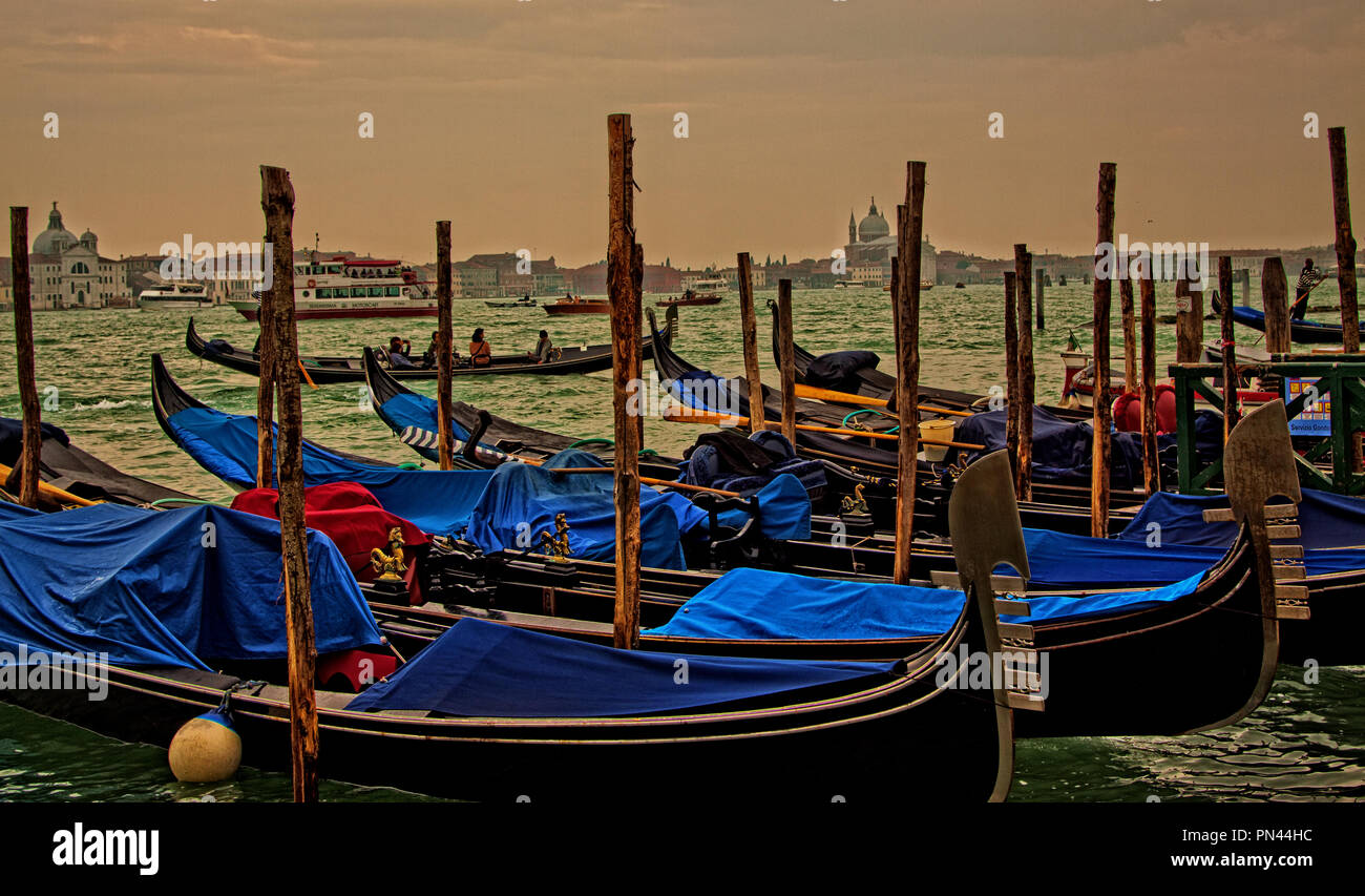 L'Europa, l'Italia, la Gondola di Venezia, landmark, veneziana, Mediterraneo, viaggi Venezia, estate, vacanze, destinazione, barca, acqua, gondoliere, vacanze Foto Stock