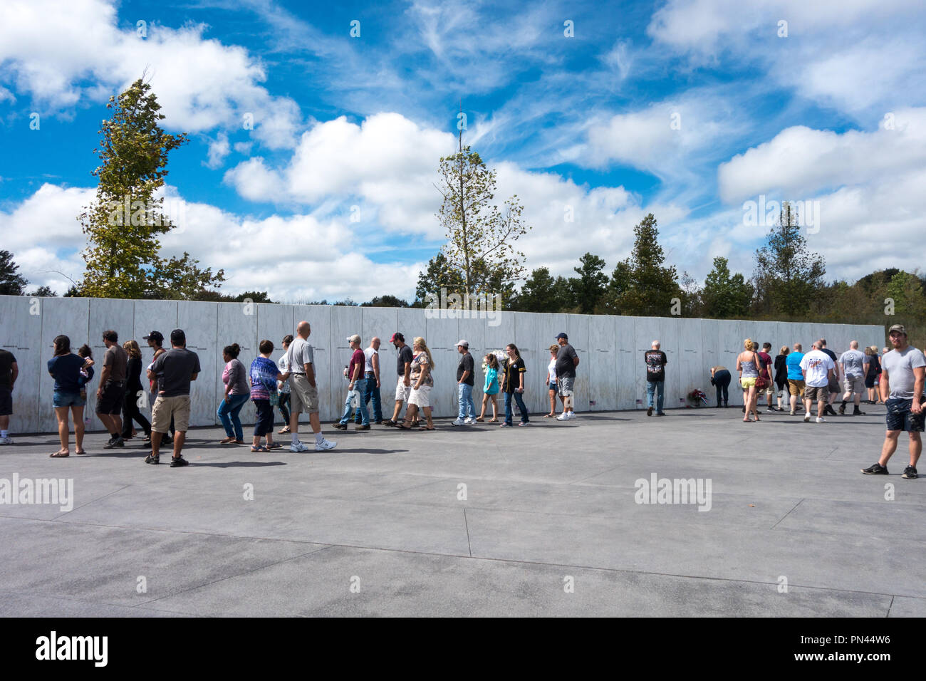 Visitatori guardano il muro dei nomi che si trova alla fine del Memorial Plaza al volo 93 National Memorial, Shanksville, Somerset County, Pennsylvania, STATI UNITI D'AMERICA Foto Stock