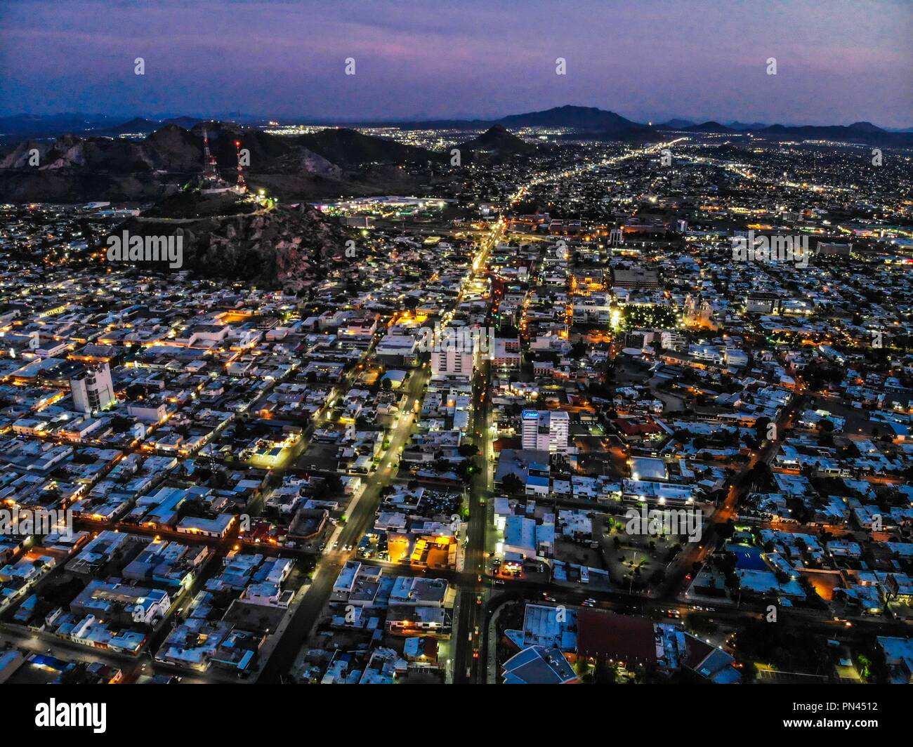 Vista aerea del la ciudad de Hermosillo. Panorámicas de Hermosillo al anochecer. Cerro de la Campana, bulevar Rosales, colonia centenario, (foto: L Foto Stock