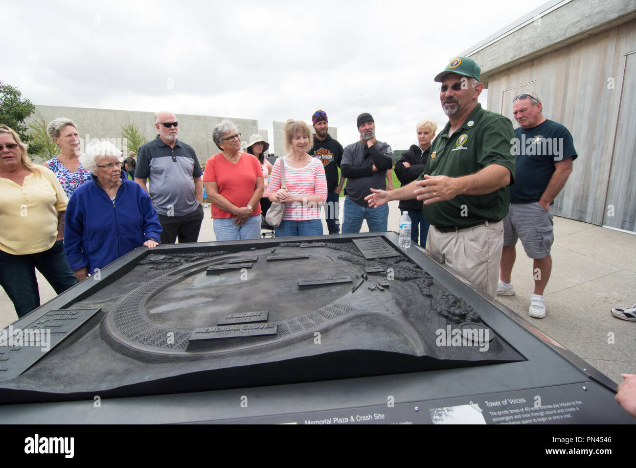 Un ranger del parco parla ai visitatori al volo 93 National Memorial, Shanksville, Somerset County, Pennsylvania, STATI UNITI D'AMERICA Foto Stock