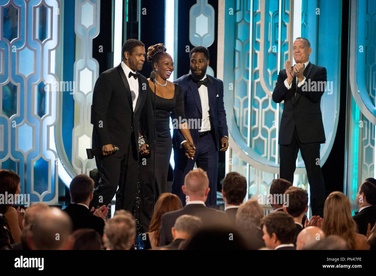 Denzel Washington accetta la Cecil B. DeMille Award per il suo "eccezionale contributo al campo di intrattenimento" dal presentatore Tom Hanks presso la 73rd Annuale di Golden Globe Awards presso il Beverly Hilton di Beverly Hills, CA il 10 gennaio 2016. Foto Stock