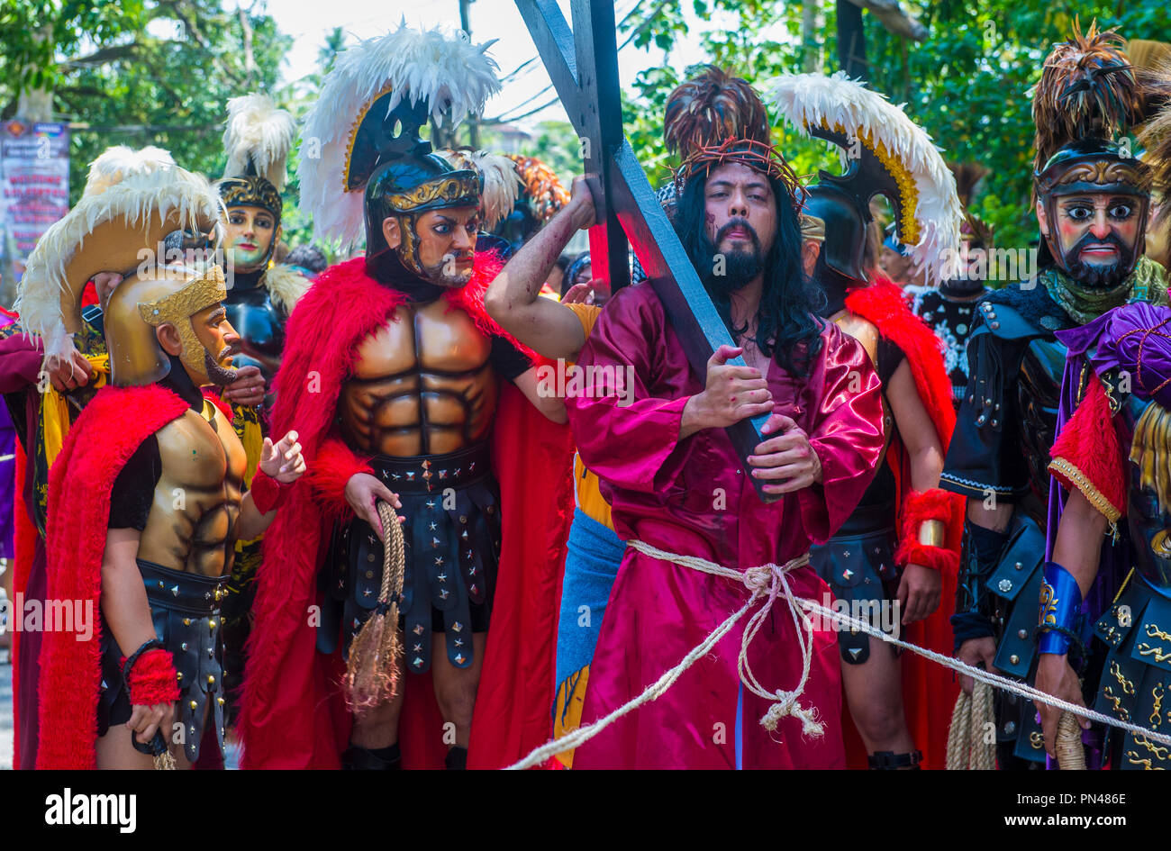 Partecipanti al festival di Moriones nell'isola di Marinduque BOAC nelle Filippine. Foto Stock