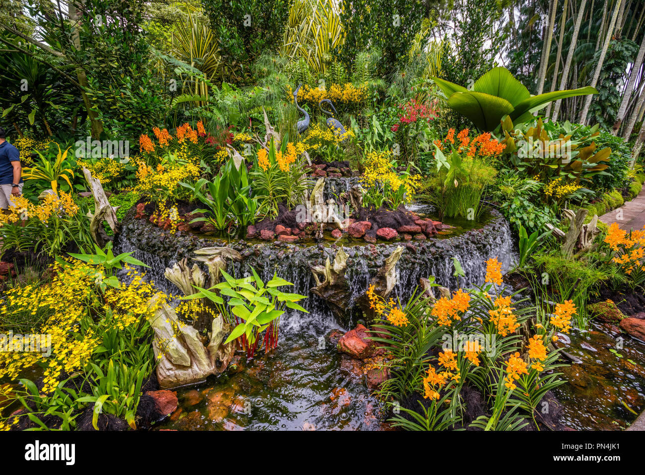 Sculture di gru in una funzione di acqua a livello nazionale Orchid Garden entro i Giardini Botanici di Singapore. Foto Stock