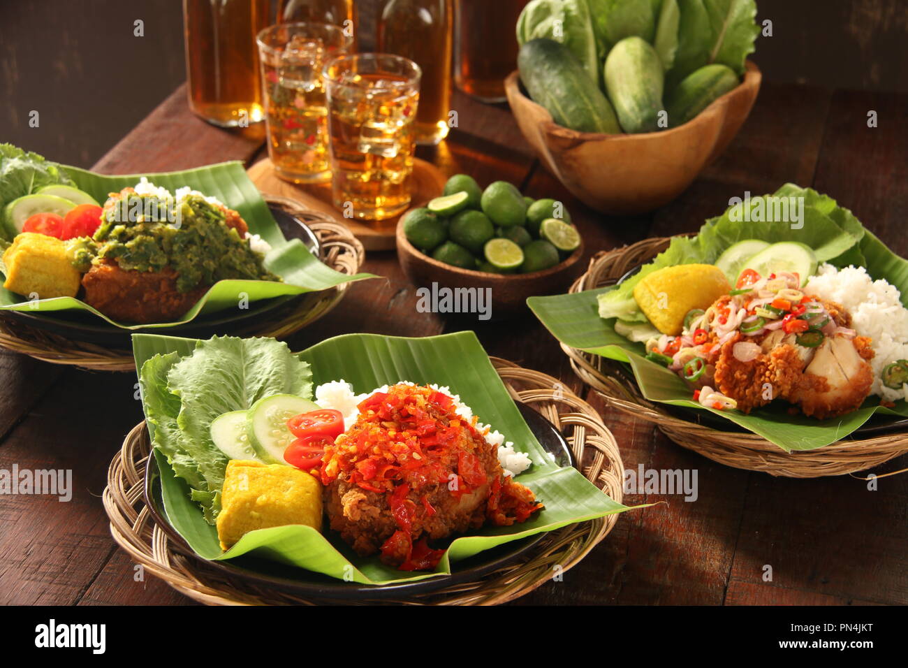 Ayam Geprek. Fusione di cibo di strada del sud del pollo fritto con tradizionale condimento piccante da indonesiano cucine regionali. Foto Stock