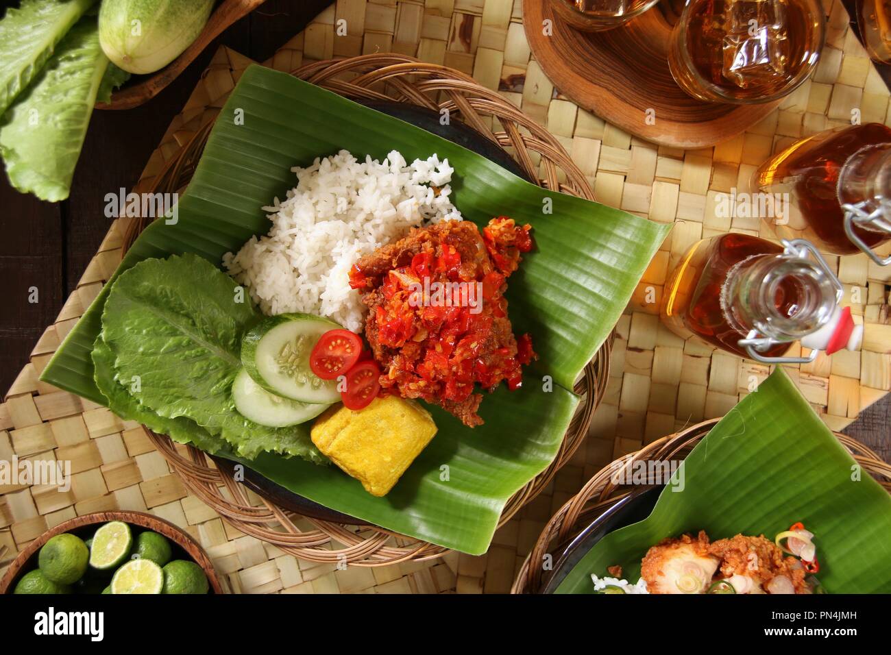 Ayam Geprek Balado. Fusion street food piatto di pollo fritto e rabboccato con sambal Lado o Sambal Oelek, il tradizionale rosso pasta di peperoncino. Foto Stock