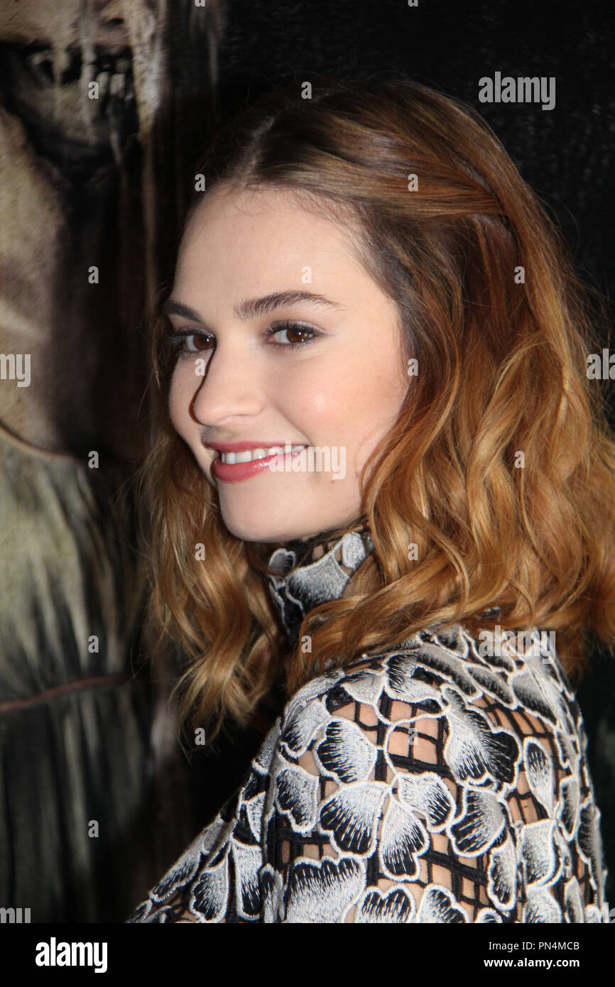 Lily James 22/01/2016 "Orgoglio e Pregiudizio e Zombie 'Photocall tenutosi presso il London West Hollywood in West Hollywood, CA Foto di Izumi Hasegawa / HNW / PictureLux Foto Stock