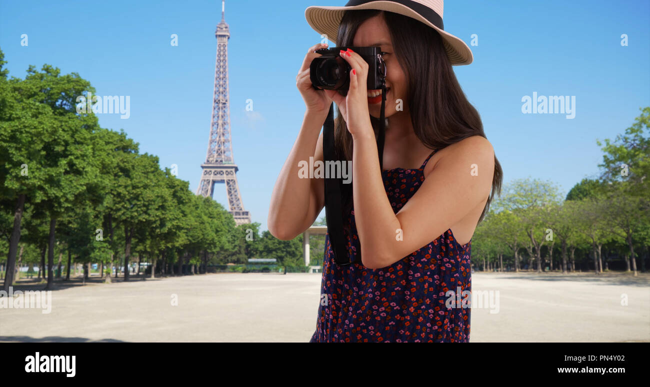 Primo piano della millenaria asiatici fotografo di scattare le foto dalla Torre Eiffel a Parigi Foto Stock